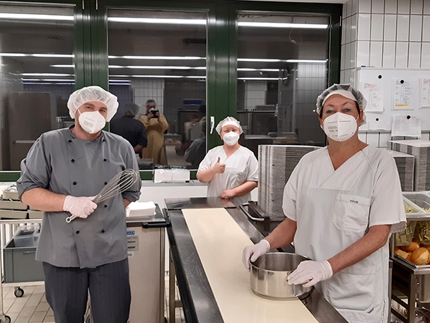 Küchenmitarbeiter:in für die Zentralküche, 1. Bild
